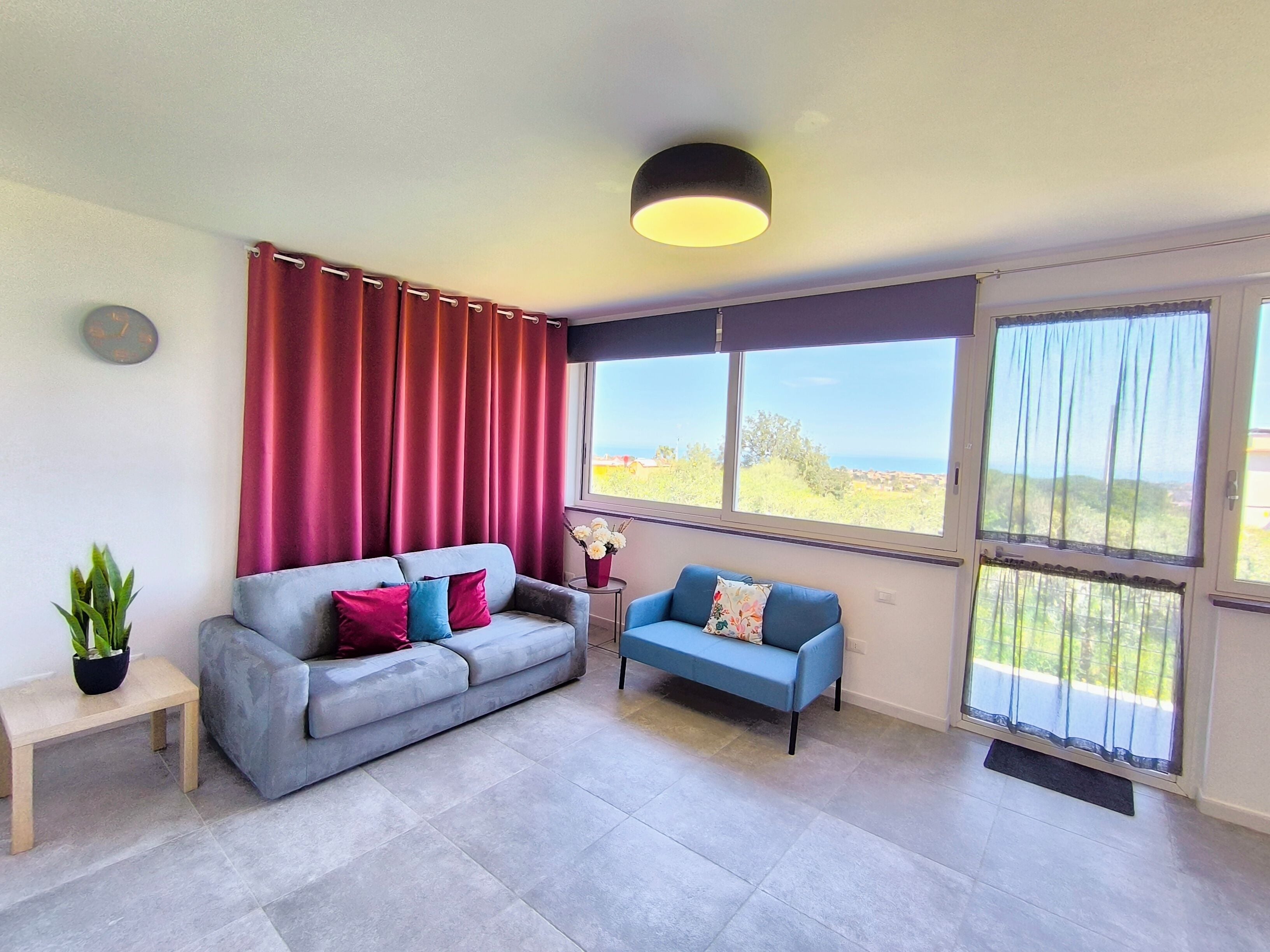 Appartamento, vista mare | Area soggiorno | TV a schermo piatto