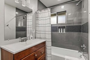 Shower, hair dryer, towels, shampoo - DT Flag Cabin | Famfriendly | AC | Gameroom|Hottub (Flagstaff)