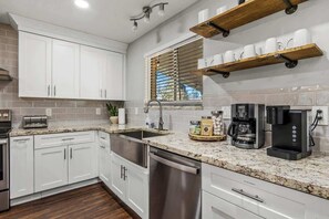 Kühlschrank, Mikrowelle, Ofen, Wasserkocher mit Kaffee-/Teezubehör