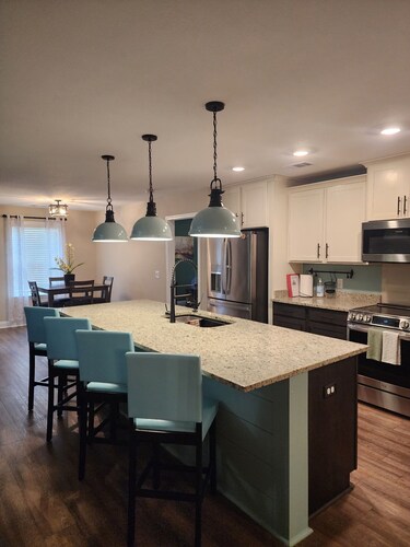 Spacious 4-bedroom house in charming Statesboro with AC, WiFi