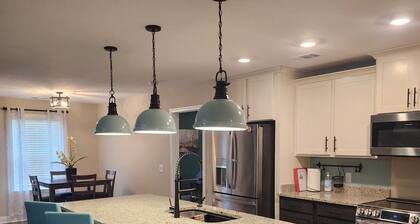 Spacious 4-bedroom house in charming Statesboro with AC, WiFi