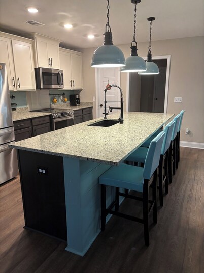 Spacious 4-bedroom house in charming Statesboro with AC, WiFi