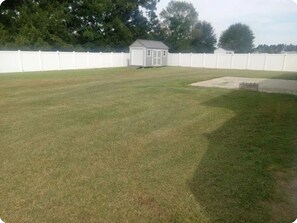 Property grounds - Spacious 4-bedroom house in charming Statesboro with AC, WiFi (Statesboro)