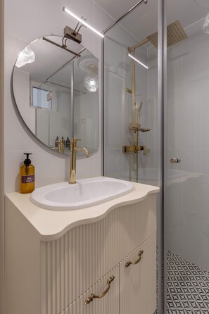 شقة مريحة - سرير كبير مع أريكة سرير - لغير المدخنين - بشرفة | حمام