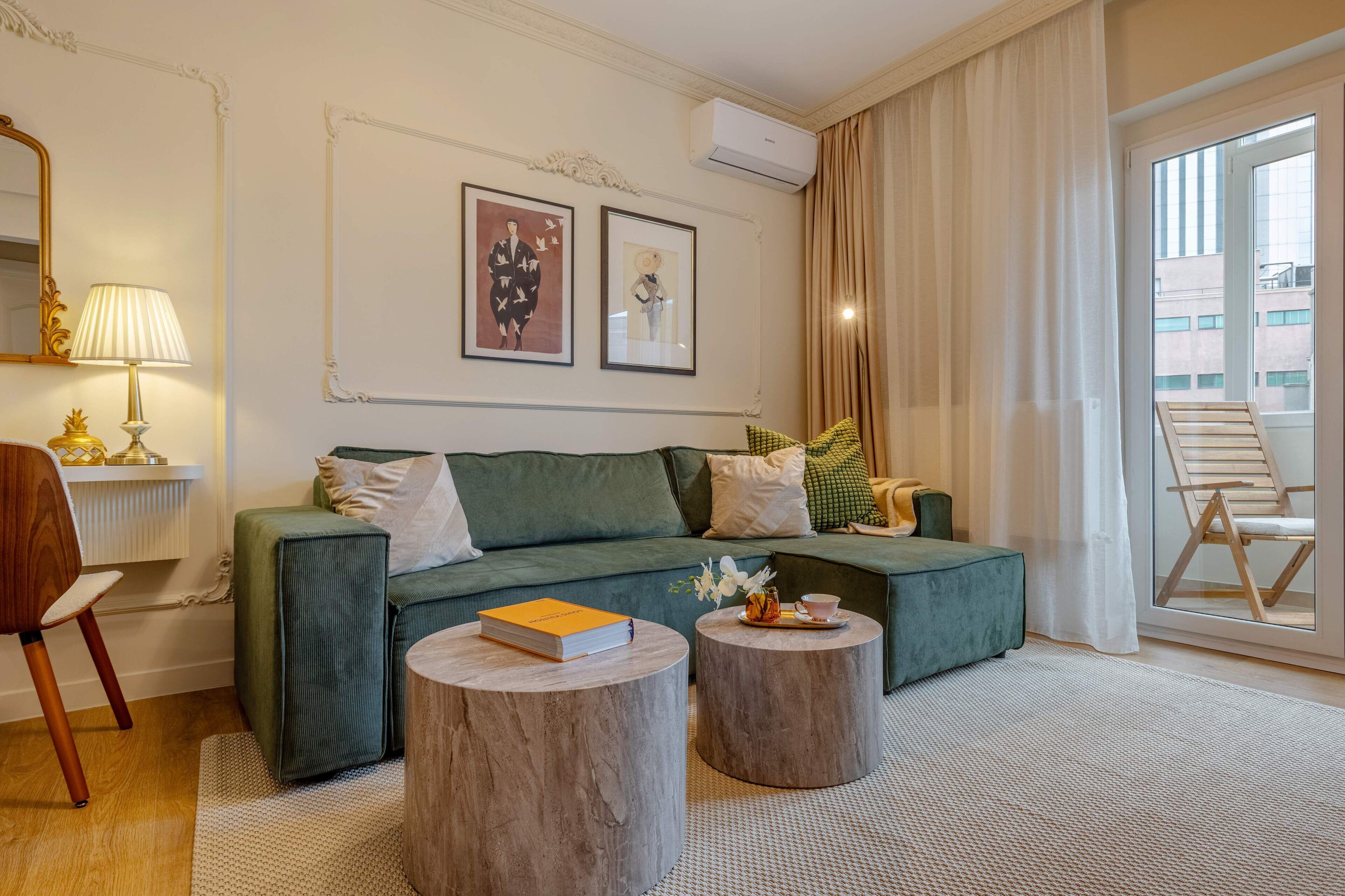 Comfort-íbúð - 1 meðalstórt tvíbreitt rúm með svefnsófa - reyklaust - svalir | Stofa | 42-tommu snjallsjónvarp með kapalrásum, Netflix, myndstreymiþjónustur.