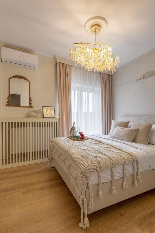 Room - Parisian-Inspired 1BR in the Heart of Bucharest - Balcony, AC & Fully Equipped (Bucharest)