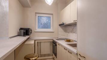 Comfort Apartment, 1 Queen Bed with Sofa bed, Non Smoking, Balcony | Private kitchen | Coffee/tea maker, electric kettle