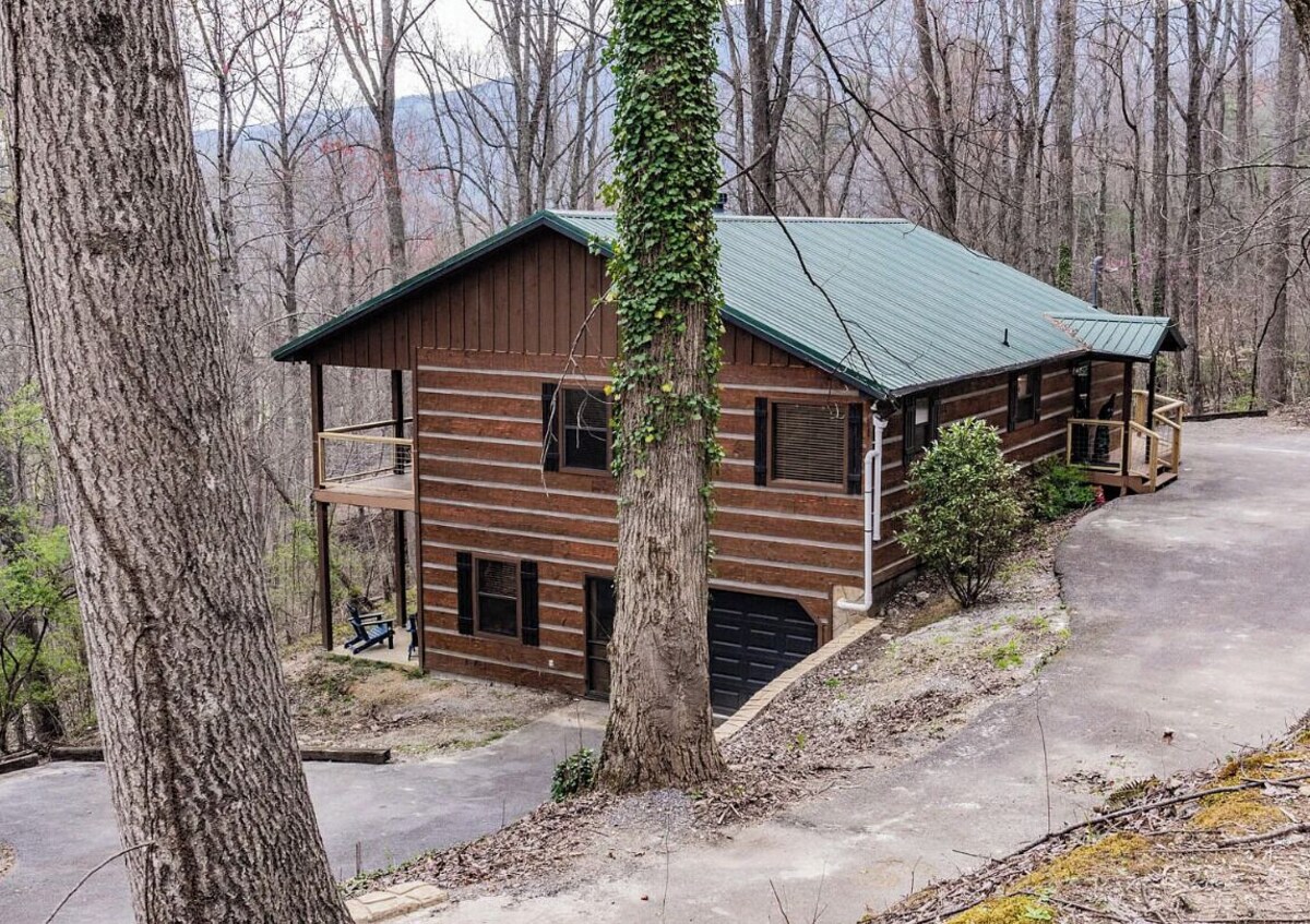 Secluded Cubs Den Retreat in Wears Valley – Sleeps 10, Hot Tub, Pool Table, Dog-Friendly