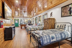 3 bedrooms, desk, iron/ironing board, free WiFi - Secluded Cubs Den Retreat in Wears Valley – Sleeps 10, Hot Tub, Pool Table, Dog-Friendly (Sevierville)