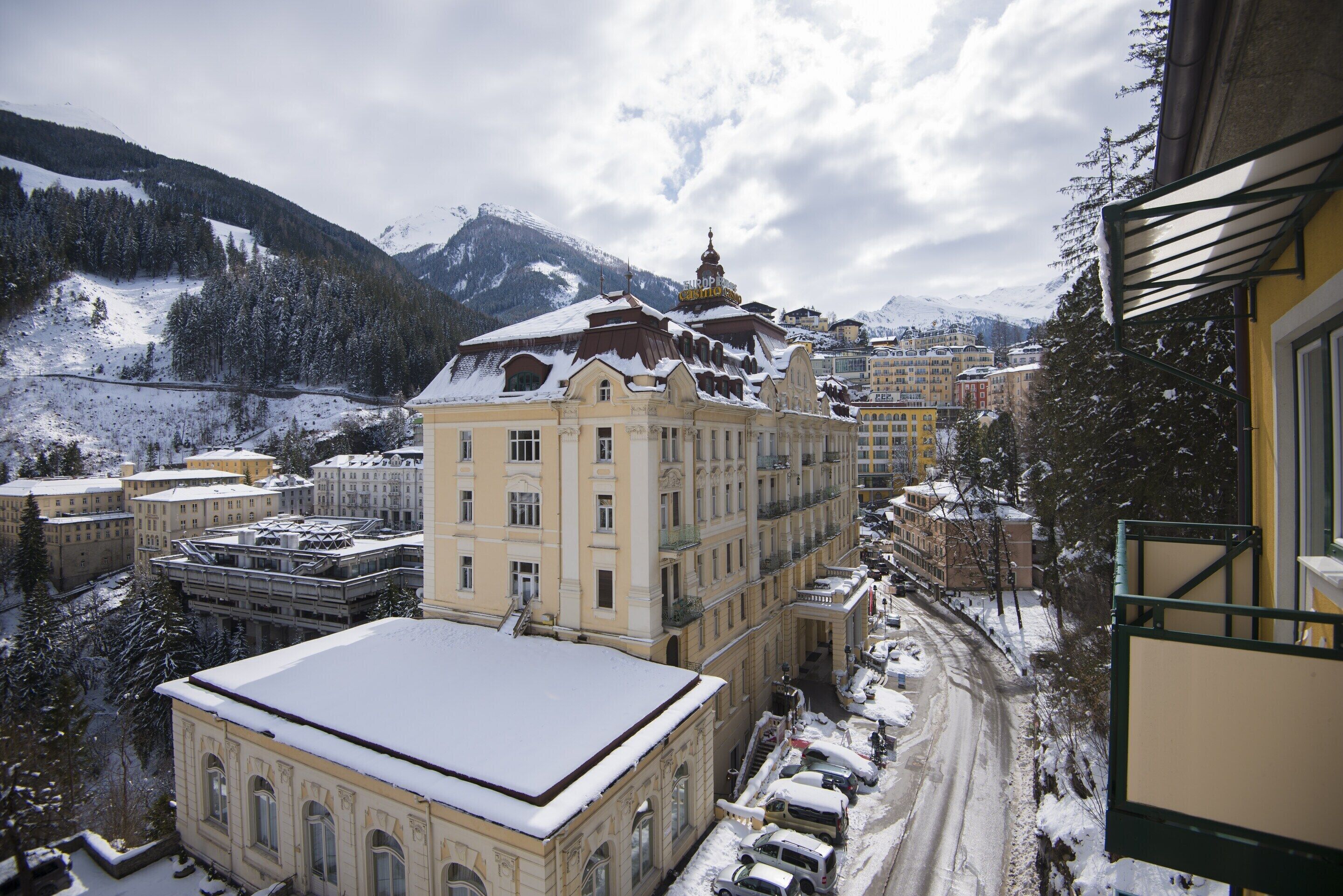 Un bâtiment recouvert de neige, doté d’une grande tour centrale et de plusieurs bâtiments plus petits en arrière-plan.