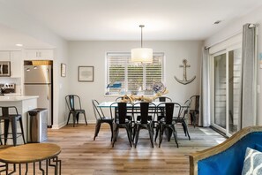 Dining - Spacious 4Bd, 3BA Pets welcome! Pool, Tennis, Pickleball, Golf, Bike to Beach (Hilton Head Island)