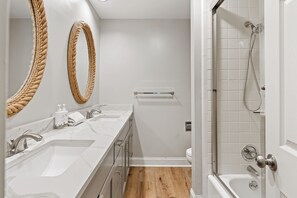Haartrockner, Handtücher, Seife, Toilettenpapier