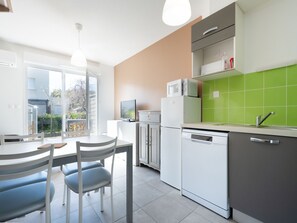 Geladeira, micro-ondas, lava-louças, cafeteira/chaleira