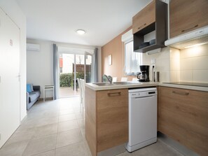 Fridge, dishwasher, coffee/tea maker, electric kettle