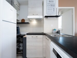 Kjøleskap, mikrobølgeovn, oppvaskmaskin og kaffetrakter/tekoker