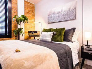 1 Schlafzimmer, Schreibtisch, Bügeleisen/Bügelbrett, Reisekinderbett