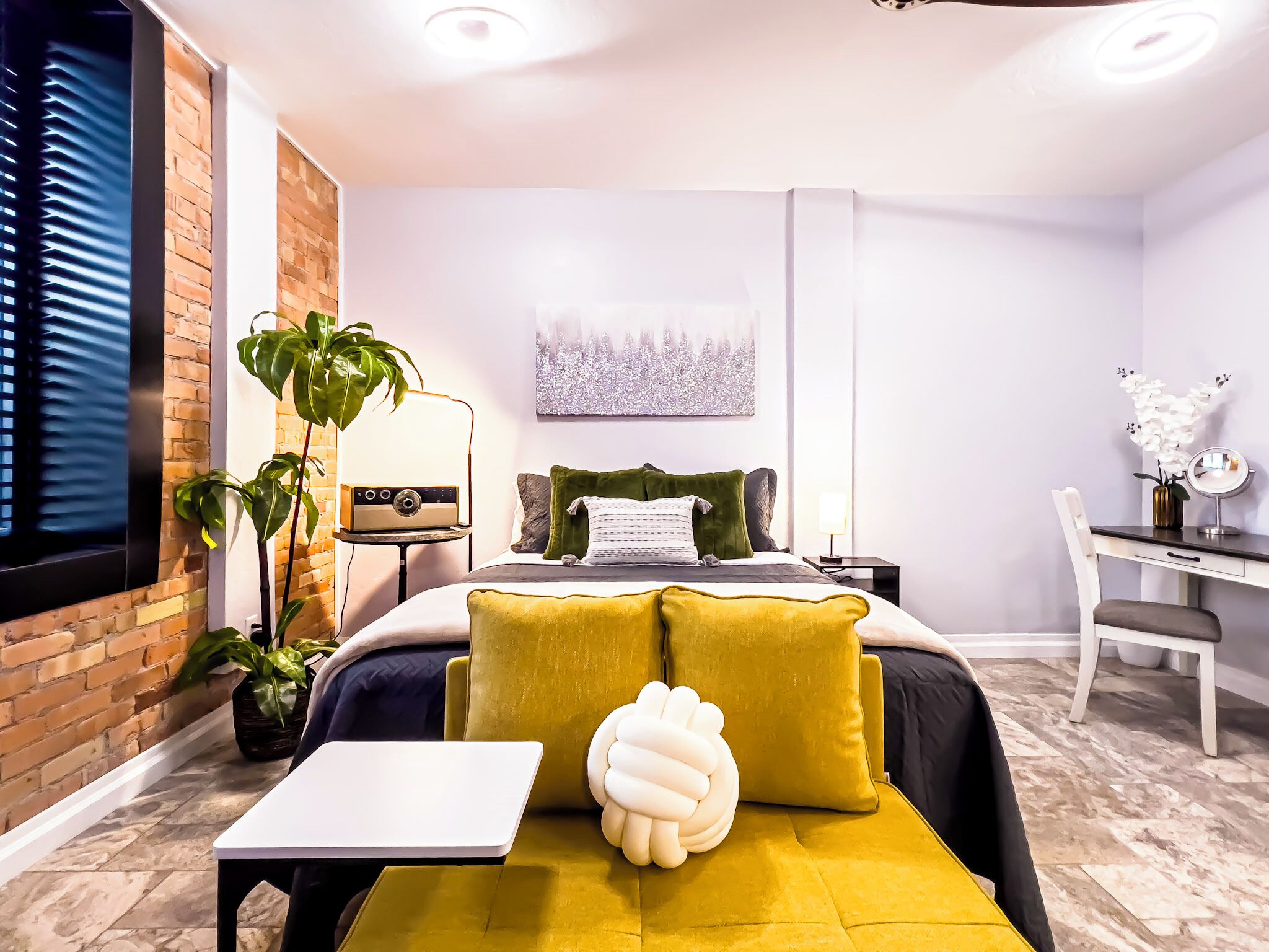 1 soverom, skrivebord, strykejern/-brett og reiseseng for barn