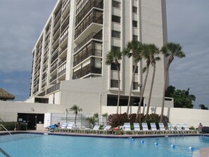 Alberca al aire libre y alberca climatizada