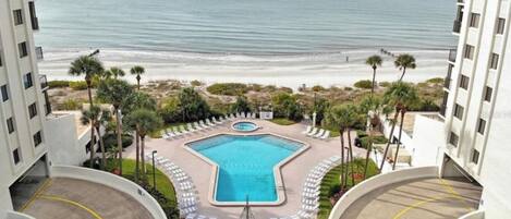 Utendørsbasseng og et oppvarmet basseng