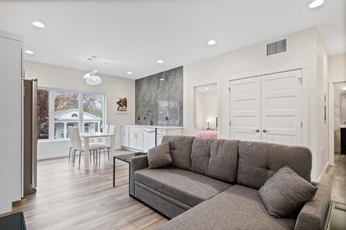 New Boutique Hotel Suite on Haynie's Corner: KING Bed, Parking, Security & More!