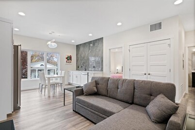 New Boutique Hotel Suite on Haynie's Corner: KING Bed, Parking, Security & More!