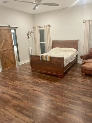 3 habitaciones, tabla de planchar con plancha, wifi y ropa de cama 