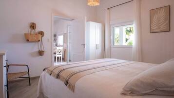 3 bedrooms, iron/ironing board, travel crib, free WiFi