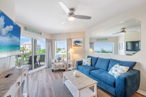 Smart TV, DVD player, ping pong - Updated Oceanview Suite-SunsetVistas 405N Beachfront Treasure Island Gulf Resort (Treasure Island)