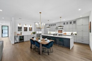 Dining - Luxury Escape in Austin’s Iconic Bouldin Creek Perfect Location + Private Pool! (Austin)