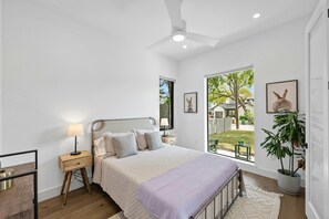 4 bedrooms, desk, free WiFi, bed sheets - Luxury Escape in Austin’s Iconic Bouldin Creek Perfect Location + Private Pool! (Austin)