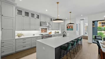 Refrigerador, microondas, horno y parrilla de estufa