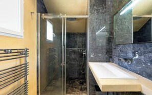 Douche, séchoir à cheveux, serviettes fournies, savon