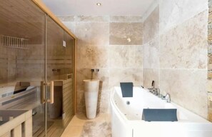 Shower, hair dryer, towels, soap - Characterful Bandolaise villa close to the sea, hills and golf course. Swimming pool and Spa.  (bandol)