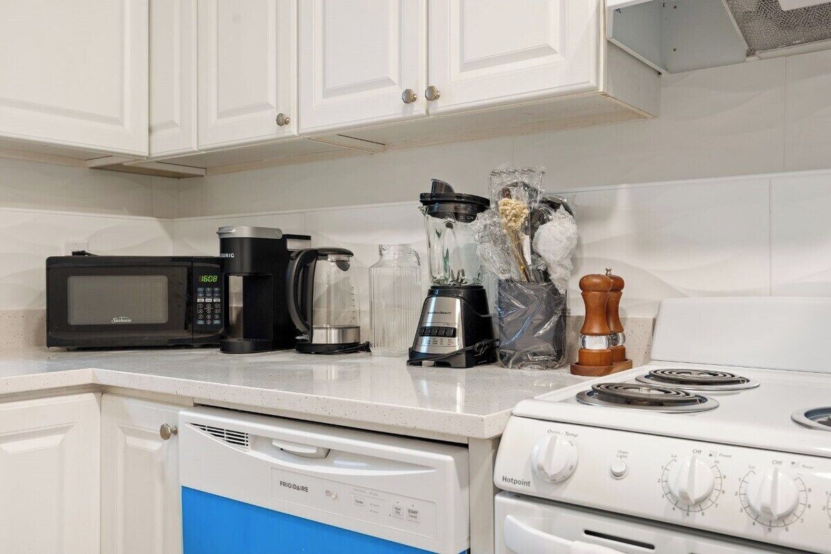 Køleskab, mikrobølgeovn, ovn, kogeplade