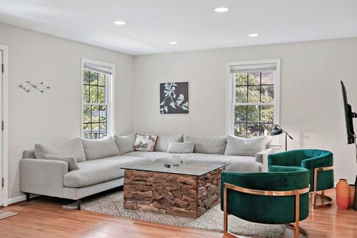 Pure Luxury | 5 bedroom | Designer | Large |Bright