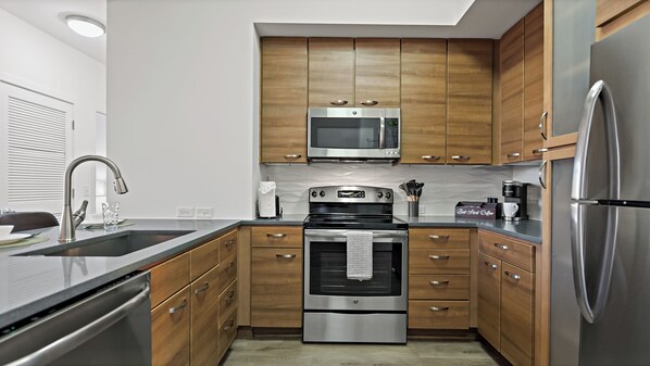 Kühlschrank, Mikrowelle, Ofen, Herdplatte