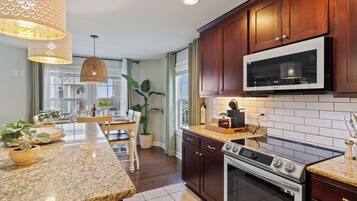 Geladeira, micro-ondas, fogão, cooktop