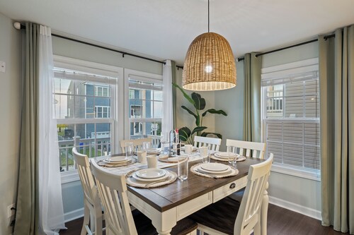 Spacious Bayfront Retreat