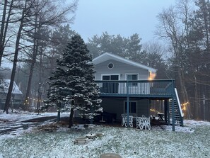 Exterior - {Evergreen Escapes} 4BR Poconos Retreat, Game Room, Kayak, Pools, Near Camelback (Long Pond)