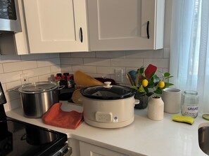 Réfrigérateur, four à micro-ondes, un four, surface de cuisson