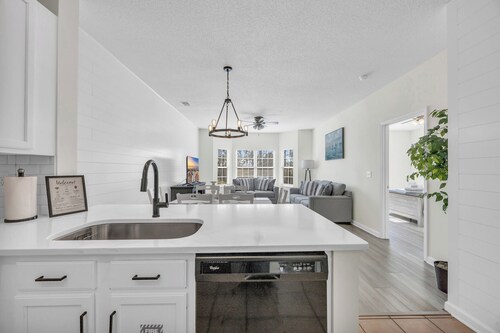 3 bedroom 2 bath,  Southern and beach style apt comfortable for whole family 
