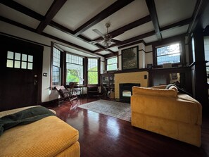 Smart TV, fireplace, books, computer monitors - Craftsman Charm, 2-bedroom house with AC, WiF, Tranquil Setting (Orofino)