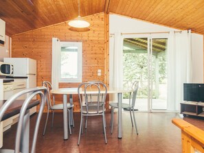 Kühlschrank, Mikrowelle, Geschirrspüler, Kochgeschirr/Geschirr/Besteck