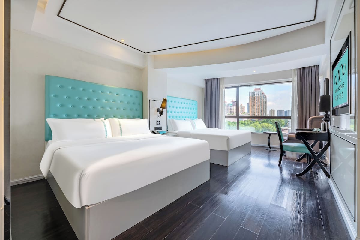 Een moderne hotelkamer met een groot bed, een bank, een bureau en een televisie.