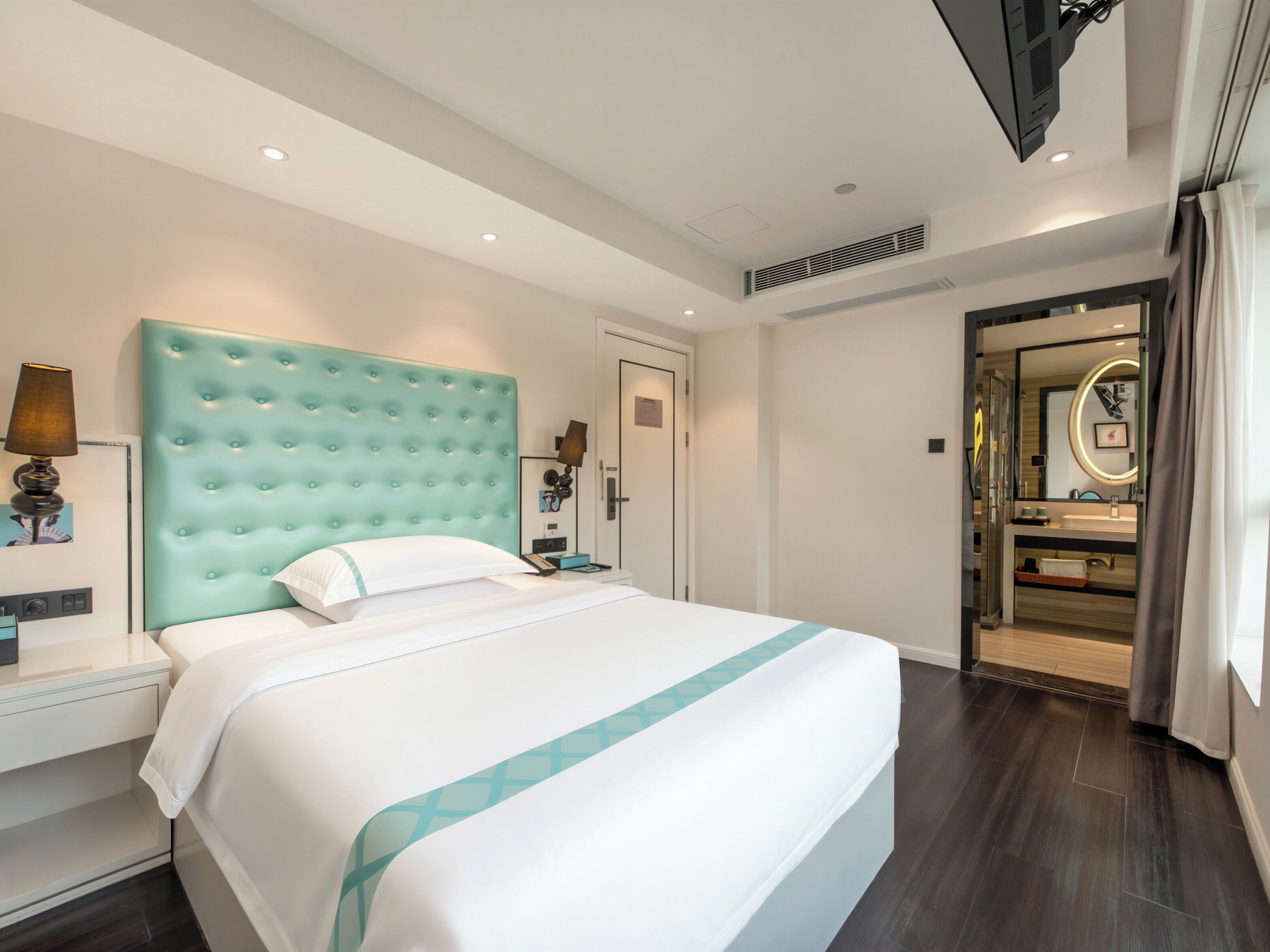 Quarto casal standard, vista para a cidade | Roupas de cama antialérgicas, edredons de pluma, camas Select Comfort
