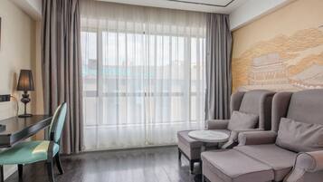 Habitación superior con 2 camas individuales, vistas a la ciudad | Ropa de cama hipoalergénica y edredones de plumas