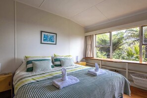 2 bedrooms, iron/ironing board, WiFi, bed sheets - Splashing Tui Cottage - Our Island (Waiheke Island)