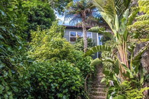 Property grounds - Splashing Tui Cottage - Our Island (Waiheke Island)