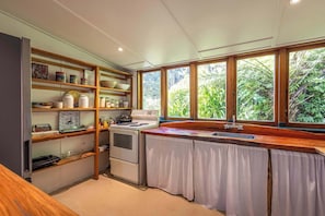 Fridge, microwave, oven - Splashing Tui Cottage - Our Island (Waiheke Island)
