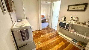 Een koelkast, een magnetron, een oven, een koffiezetapparaat/waterkoker